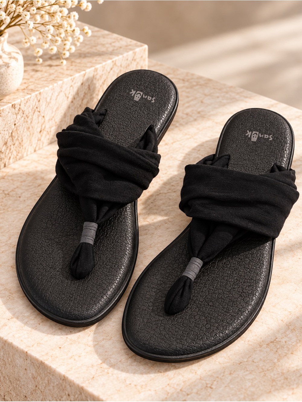 Sanuk Women’s Black Twist Fabric Toe-Post Sandals
